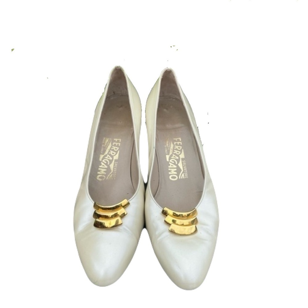 Salvatore Ferragamo Vintage Ivory Leather Pumps – Classic Elegance - Picture 3 of 12